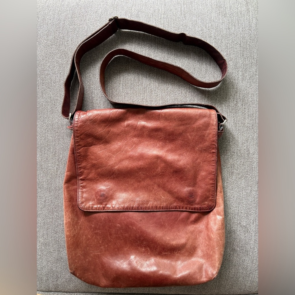 RUDSAK Leather Messenger Bag